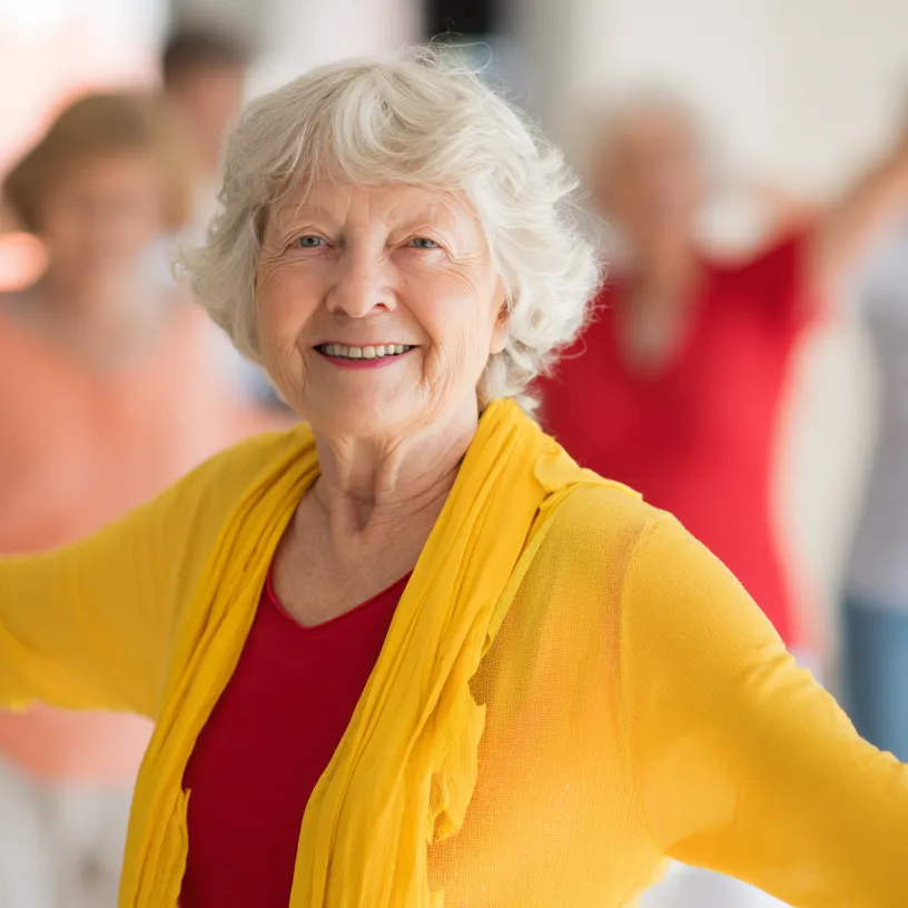 Ältere Frau, die das Tanzen in der Gruppe geniesst.