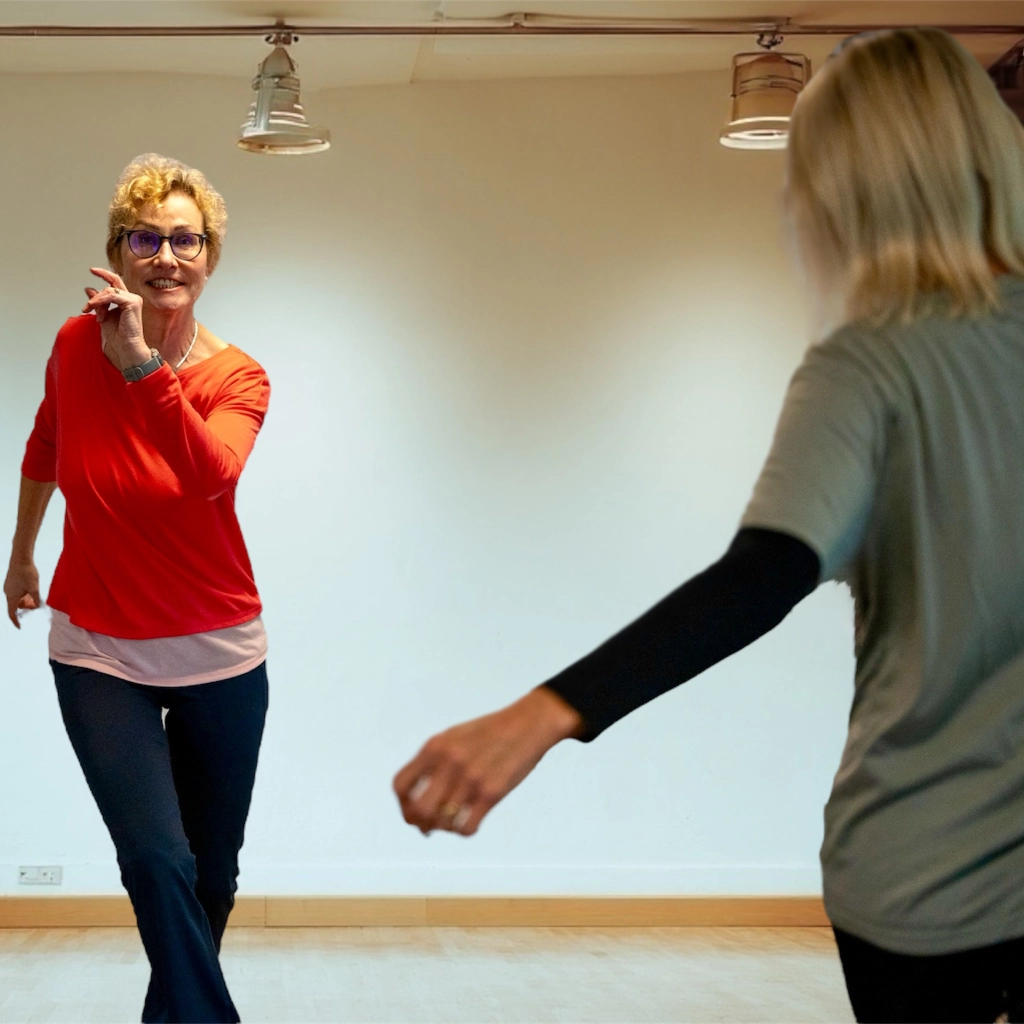 Karin Rabenbauer mit Kursteilnehmerin.