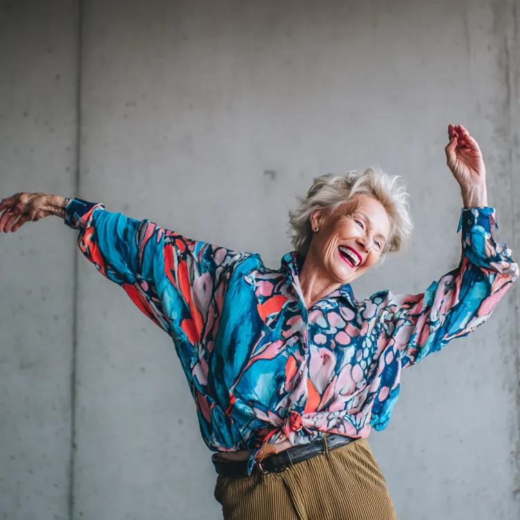 Tanzkurse für Senioren in Widen. Ältere Frau geniesst das Tanzen und das Leben.