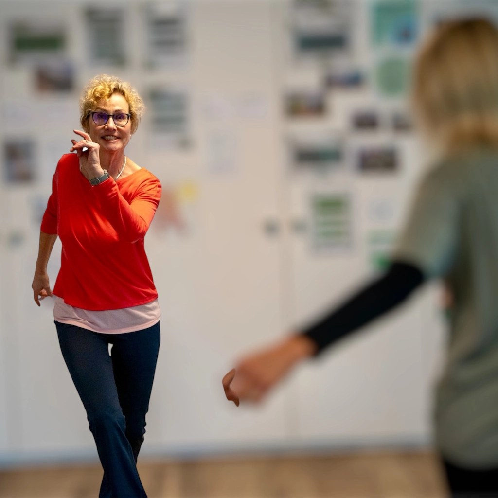 Karin Rabenbauer mit Kursteilnehmerin.